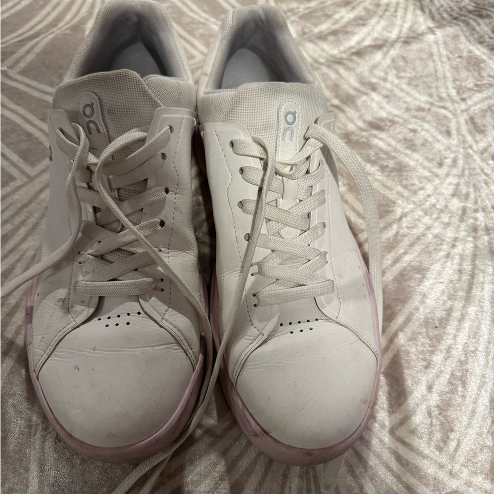 OC On Cloud Swiss tennis/pickle ball shoe with lavender sole. Lightly worn.